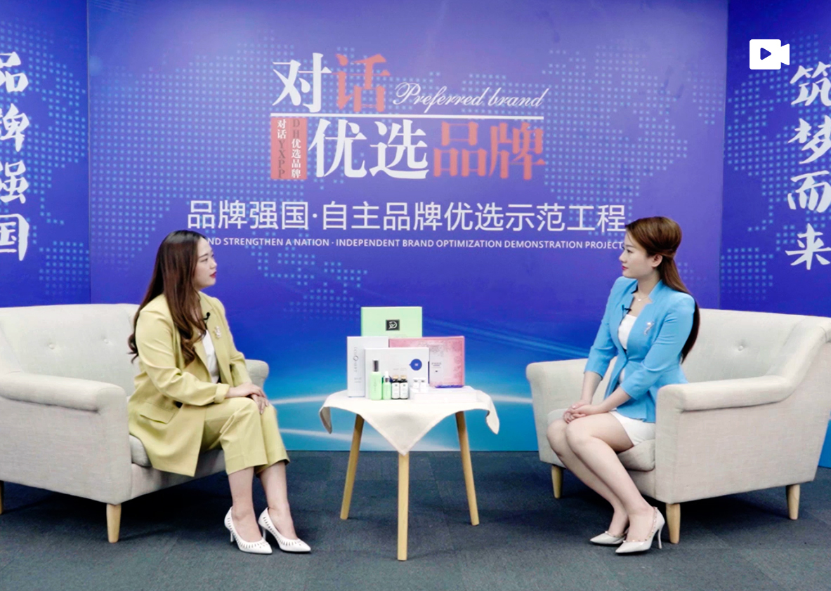 团队远程办公，通过视频会议保持沟通