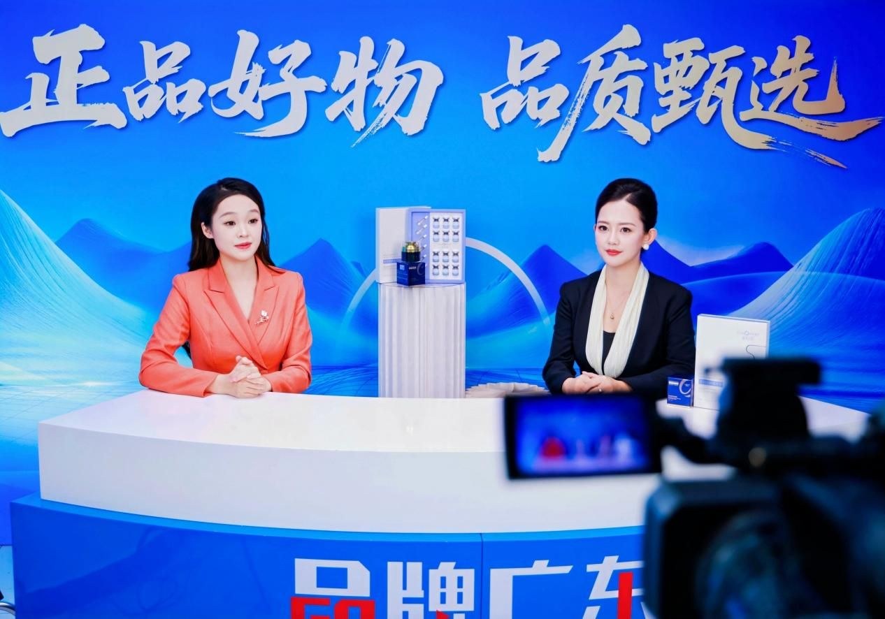 广东省科技创新大会现场，蔻心草代表上台领奖