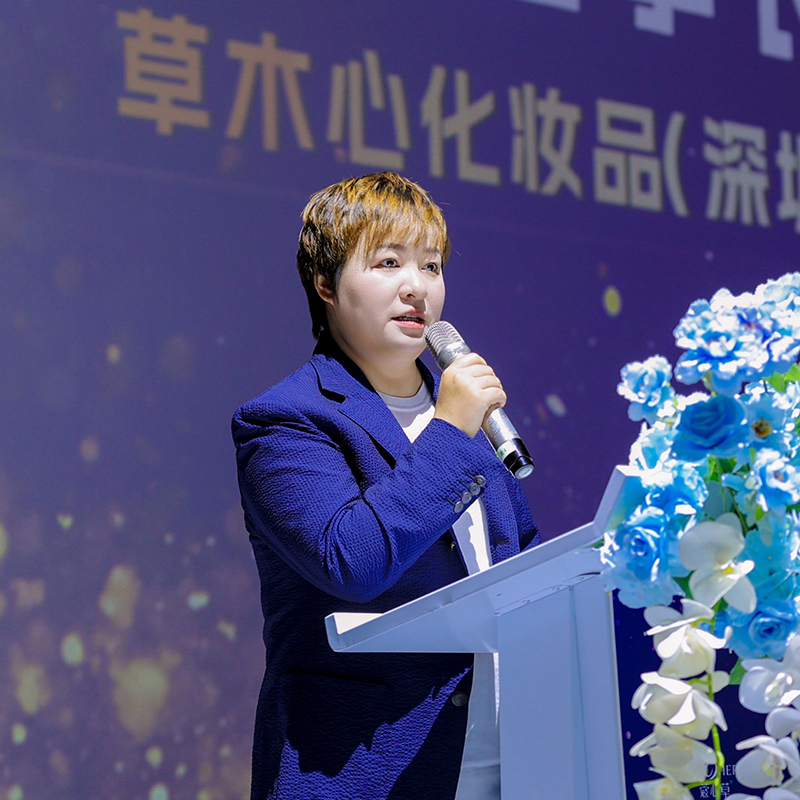 创始人照片，商务风格，自信微笑